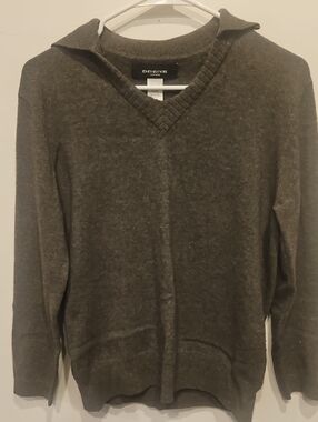 Jones New York Olive Green V-Neck Sweater with Fold-Over Collar